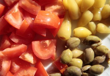 Kahvaltı domates, zeytin ve turşu