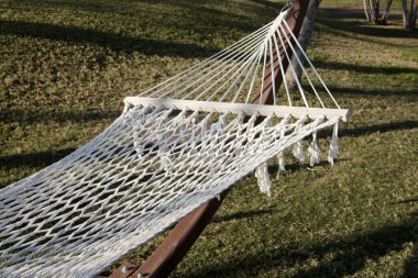Güneşli bir günde boş hamak