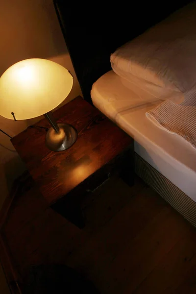 Чиста постіль в номері готелю — стокове фото