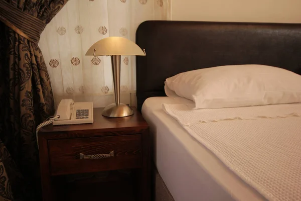 호텔 객실 깨끗 한 침대 — 스톡 사진