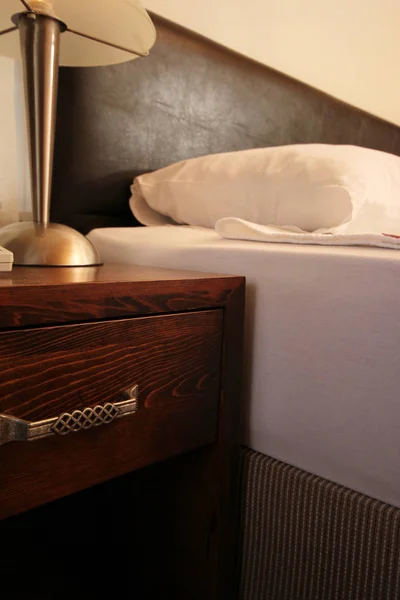 Quarto de hotel cama limpa — Fotografia de Stock