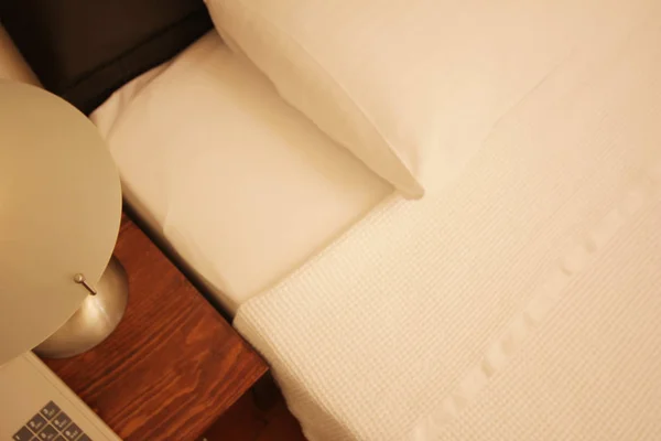 Hotell rummet ren säng — Stockfoto