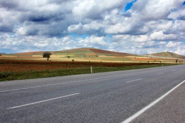 Tarımsal arazi ve yol 