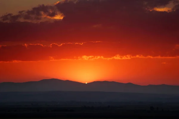 Montañas y hermosas puestas de sol — Foto de Stock