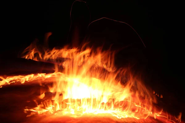 Chamas de fogo na noite — Fotografia de Stock