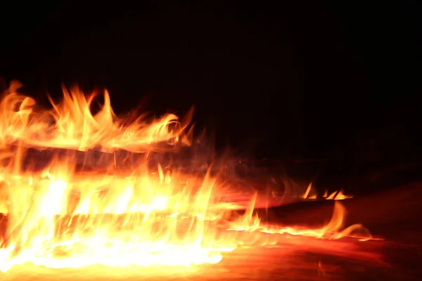 Fiamme di fuoco nella notte — Foto Stock