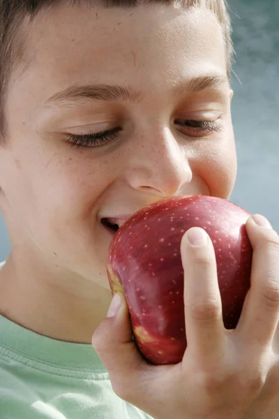 Appetizing, apple eating, young man — Stock Photo, Image