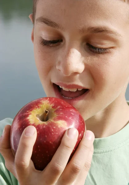 Appétissant, manger des pommes, jeune homme — Photo