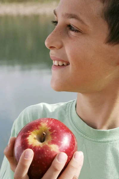 Appétissant, manger des pommes, jeune homme — Photo