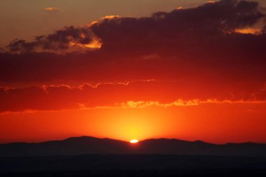 Dağlar ve güzel günbatımı 