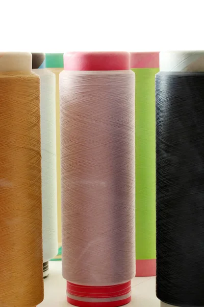 Barva šicí vlákno pozadí — Stock fotografie