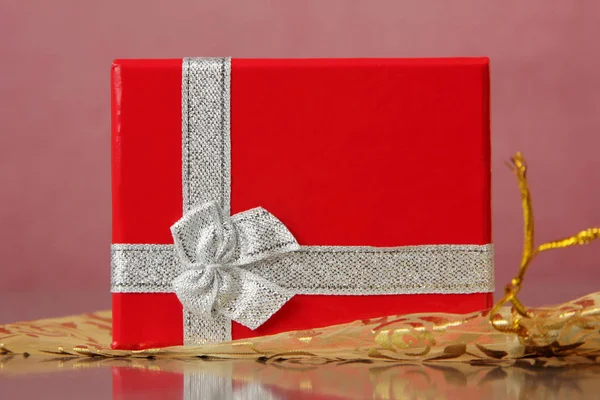 Süslü, kırmızı hediye kutusu — Stok fotoğraf