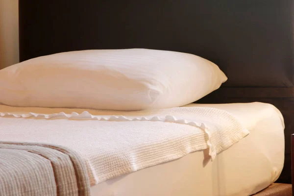 Lenzuola e cuscini bianchi — Foto Stock