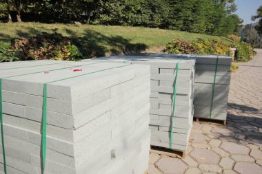 Parke taşı döşenmesi için hazırlanan