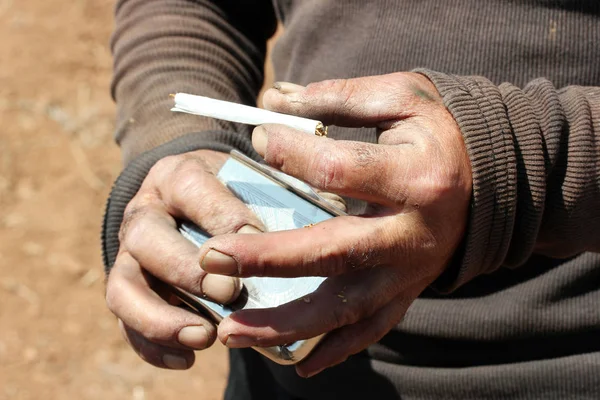 Addicted to smoking, smoking tobacco — Stock Photo, Image