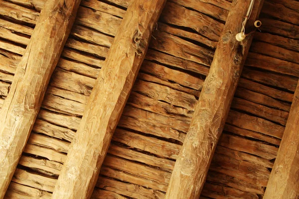 Velho teto de madeira casa da aldeia — Fotografia de Stock