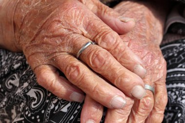 Yakın çekim yaşlı kadın el 