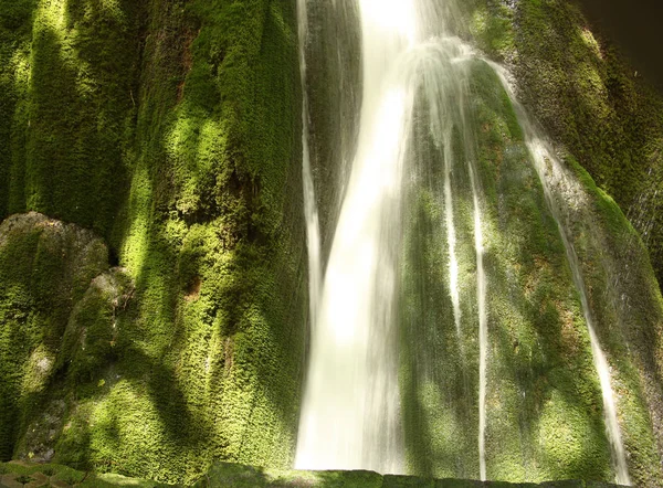 Schnell fließender kleiner Wasserfall — Stockfoto