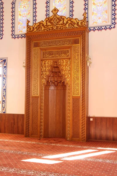 Interior da mesquita, altar de madeira artesanal — Fotografia de Stock