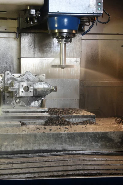 CNC-metall bearbetning av vertikal mill — Stockfoto