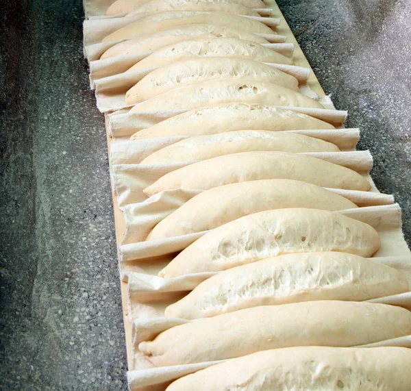 Ready-to-cook kenyér tészta — Stock Fotó