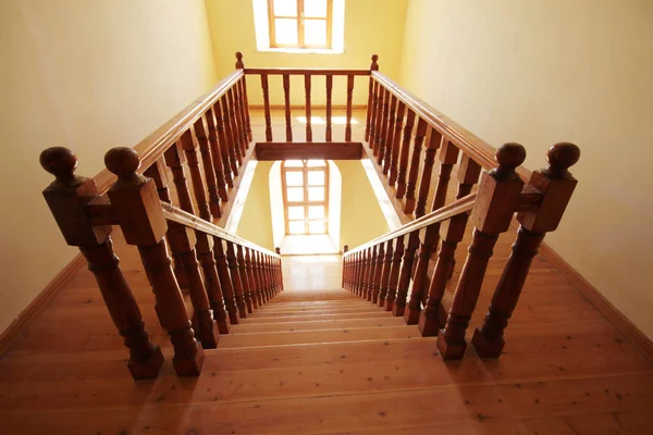 Dřevěné schodiště pro interiér — Stock fotografie