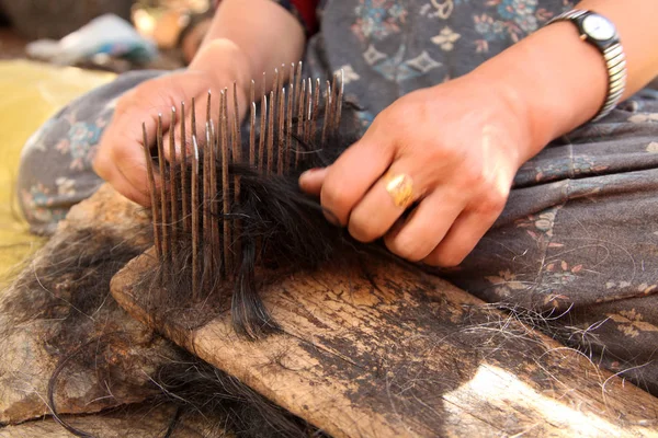 Anatolian woman cleans wool — Stock Photo, Image