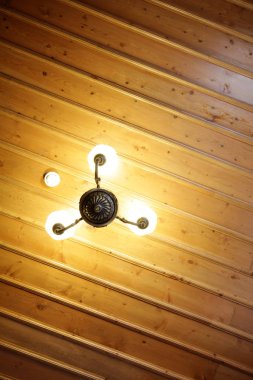 Ahşap tavan ve avize 