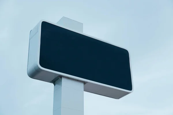 Billboard contra o céu azul — Fotografia de Stock