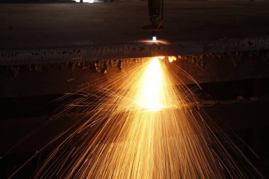 bir kıvılcım ile metal plazma kesim işlemi
