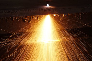 bir kıvılcım ile metal plazma kesim işlemi