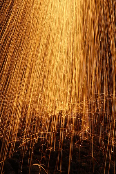 Soldagem, respingando faíscas fundo — Fotografia de Stock