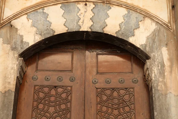 Зовнішній орнамент дверей. Різьблені двері з дерева . — стокове фото