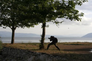 Göl kenarında fotoğrafçı 