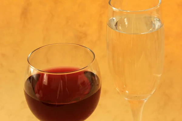 Rot- und Weißwein im Glas — Stockfoto