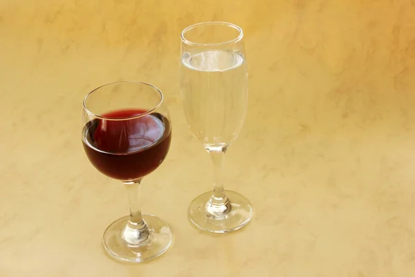 Rot- und Weißwein im Glas — Stockfoto