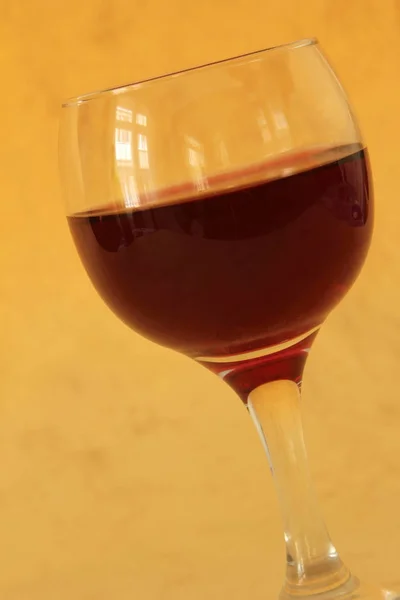 Vino rosso in un bicchiere — Foto Stock