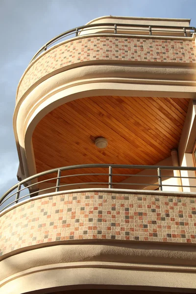 Appartamento moderno balcone primo piano — Foto Stock