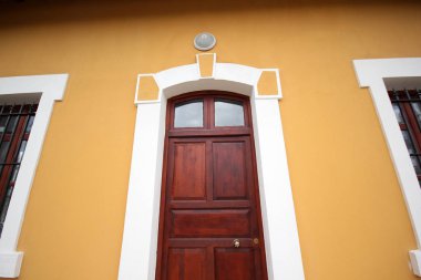 Eski Alman bina ve ahşap kapı 