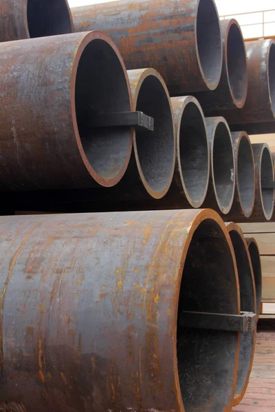 Rusty büyük Metal borular
