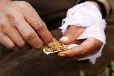 Tütün sigara büküm adam 