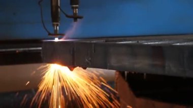 kıvılcımlı lazer kesici metal levha