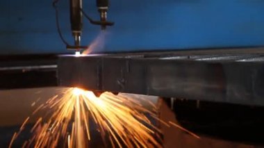 kıvılcımlı lazer kesici metal levha