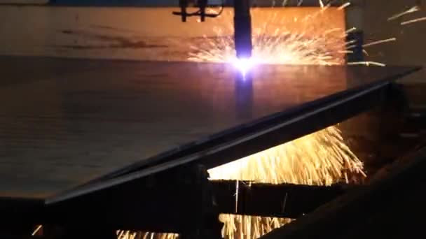 火花を散らしたレーザー切断用金属板 — ストック動画