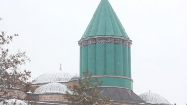 Mevlana Müzesi ve kar yağışı, bulutlu hava.