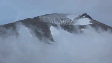 zaman atlamalı sis ve dağ manzarası