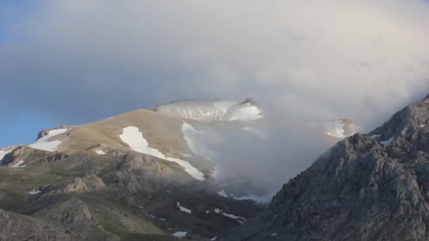 Zaman Atlamalı Sis Dağ Manzarası — Stok video
