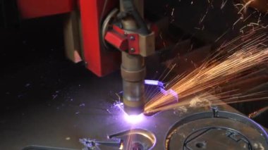 kıvılcımlı lazer kesici metal levha