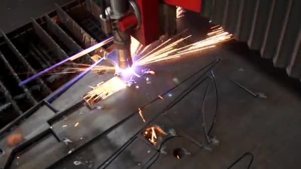 火花を散らしたレーザー切断用金属板 — ストック動画