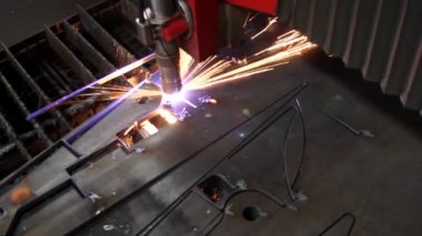 kıvılcımlı lazer kesici metal levha